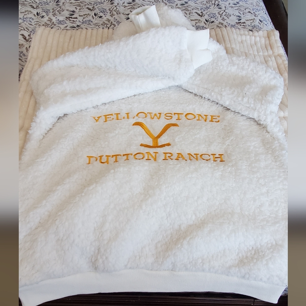 Yellowstone
Bumble bella by Jill Martin
Ultra soft Hoodie And Pants